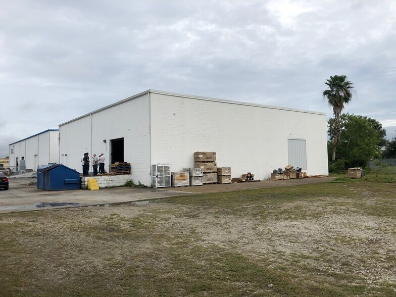 More Photos Of 3244-3250 44th Ave N, Saint Petersburg Manufacturing For Lease
