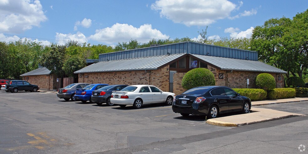 More Photos Of 711 W 38th St, Austin Unknown For Lease