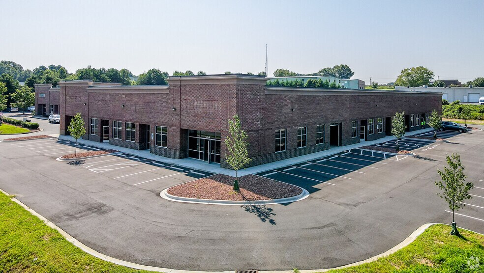 More Photos Of 123 Poplar Pointe Dr, Mooresville Flex For Lease