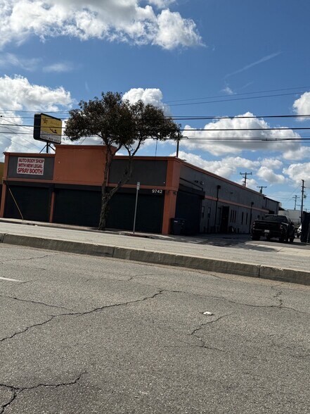 Primary Photo Of 9742 Artesia Blvd, Bellflower Auto Repair For Lease