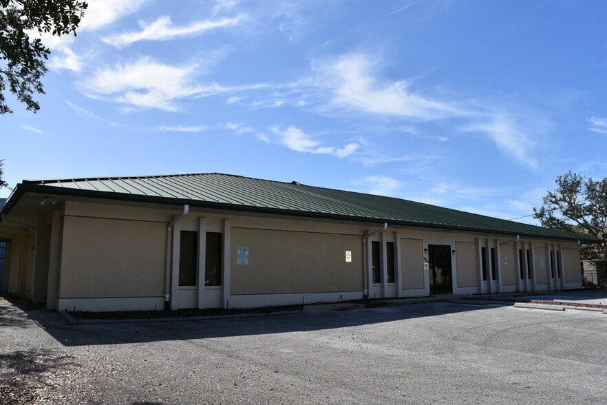 More Photos Of 325 Scarlett Blvd, Oldsmar Warehouse For Sale