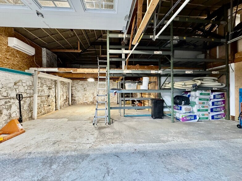 More Photos Of 264 Vauxhall St, New London Warehouse For Sale