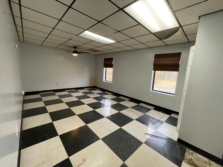 More Photos Of 8621 Fairview Rd, Charlotte Unknown For Lease