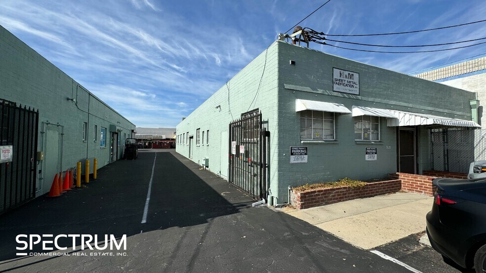 Primary Photo Of 7621 Hayvenhurst Ave, Van Nuys Light Manufacturing For Lease