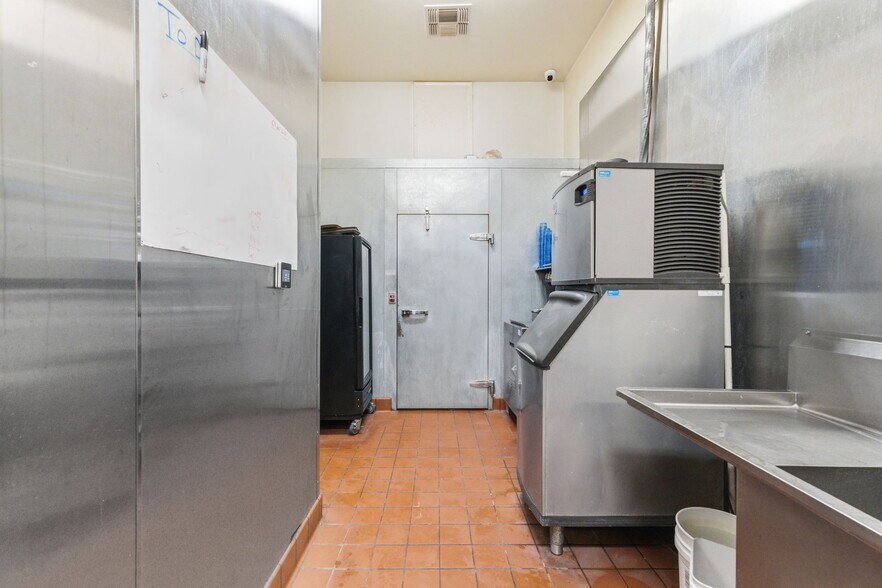 More Photos Of 1377 W El Monte Way, Dinuba Restaurant For Lease