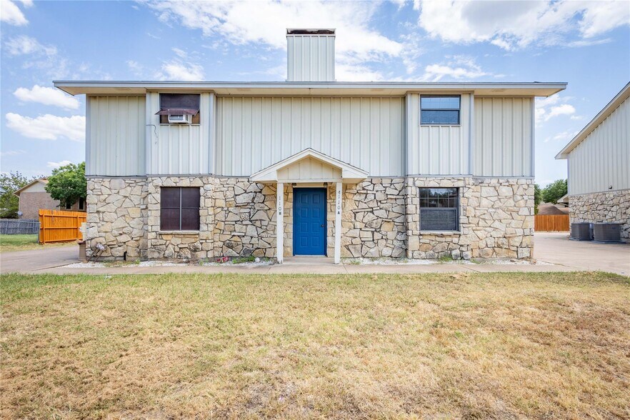 More Photos Of 1804 SW Barnard St, Glen Rose Apartments For Sale