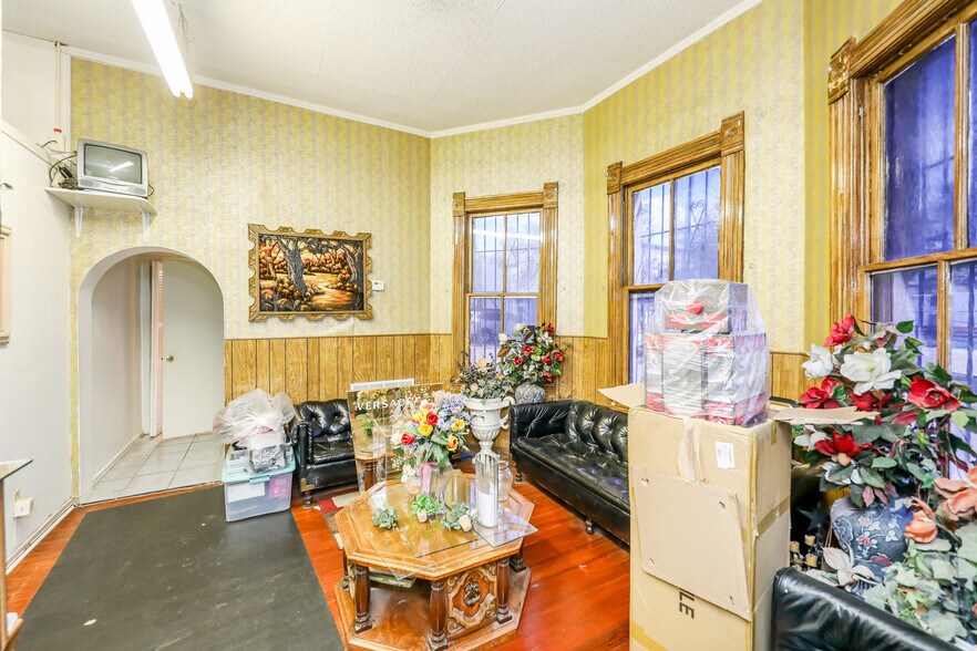 More Photos Of 1019 San Bernardo Ave, Laredo Office For Sale