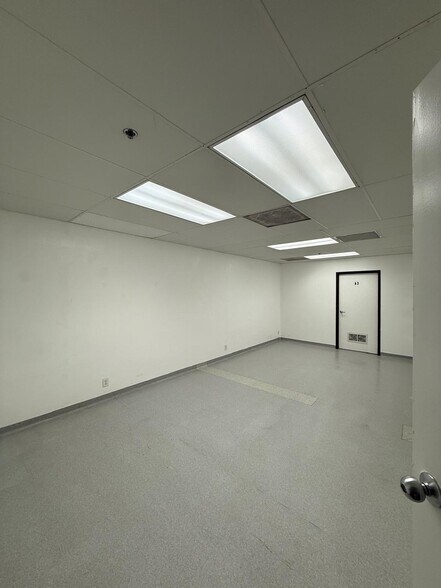 More Photos Of 7979-7989 Vickers St, San Diego Flex For Lease