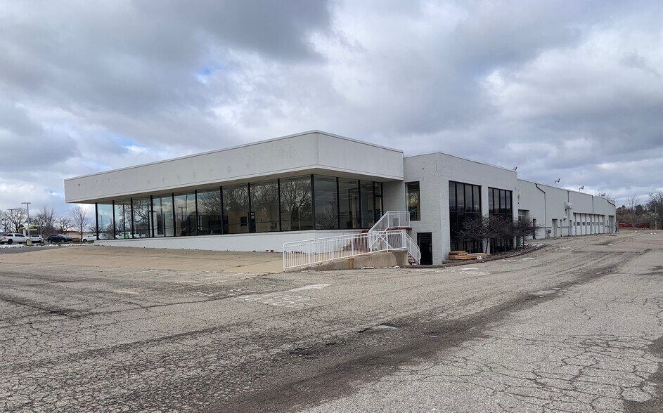 More Photos Of 35200 Grand River Ave, Farmington Hills General Retail For Sale