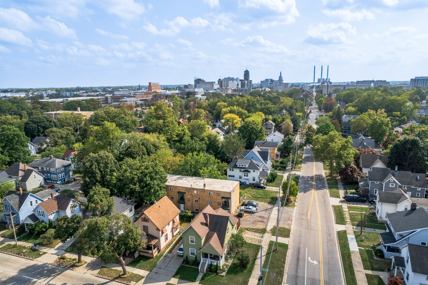 More Photos Of 826 N Walnut St, Lansing Apartments For Sale
