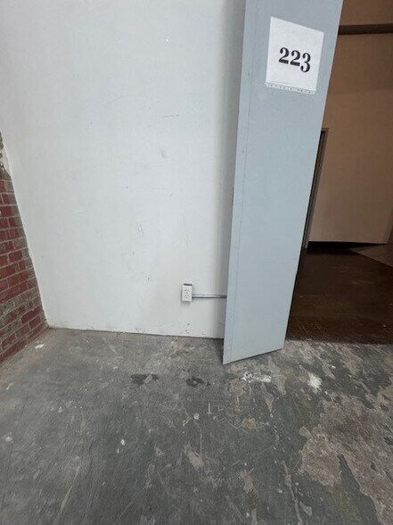 More Photos Of 3680-3700 Rue Saint-Patrick, Montréal Showroom For Lease