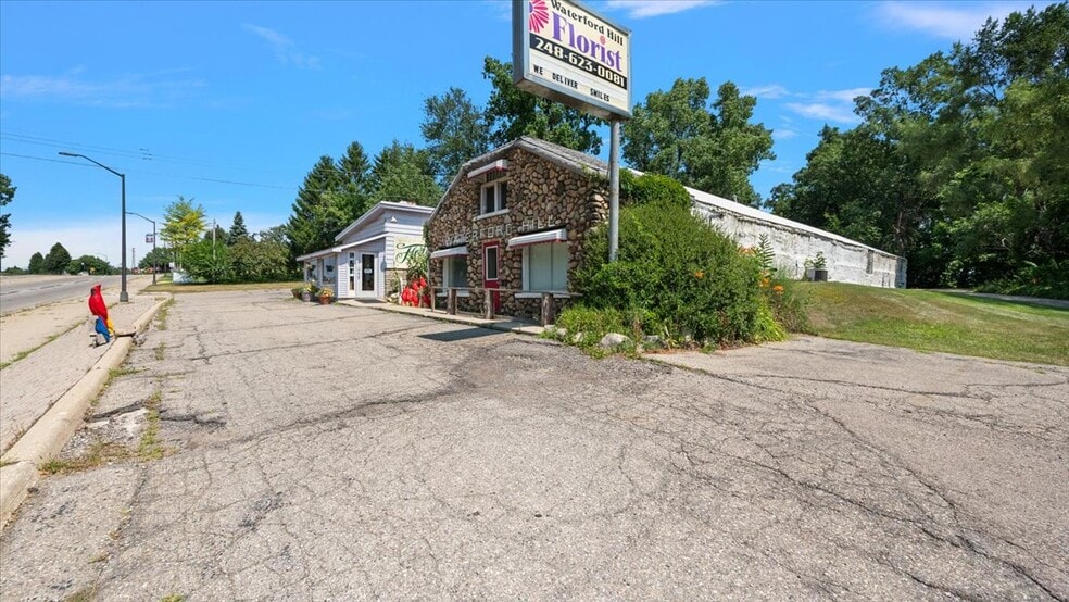 More Photos Of 5992 Dixie Hwy, Village of Clarkston General Retail For Sale