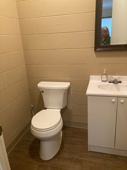 More Photos Of 382-392 Virginia St, Crystal Lake Freestanding For Lease