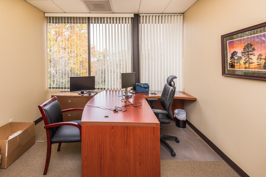 More Photos Of 1423 Randy Ln, Jefferson City Office For Sale