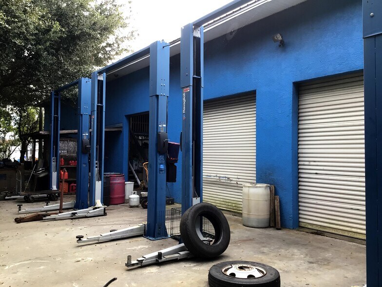 More Photos Of 2156 W King St, Cocoa Service For Sale