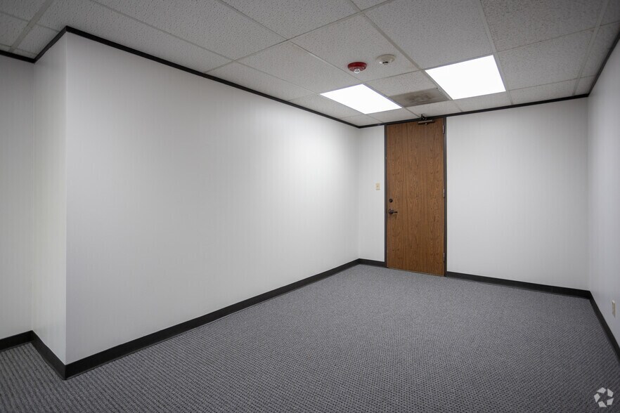 More Photos Of 2400 Augusta Dr, Houston Office For Lease