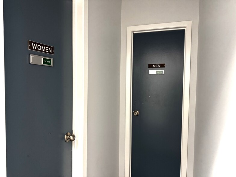 More Photos Of 40 Commerce Pl, Hicksville Office For Lease