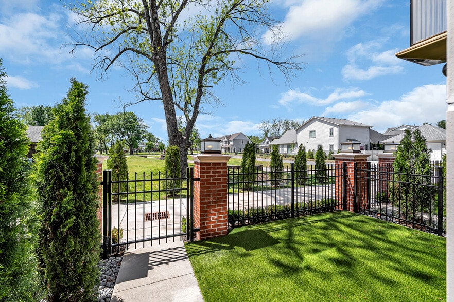 More Photos Of 329 SW 5th St, Bentonville Office For Sale