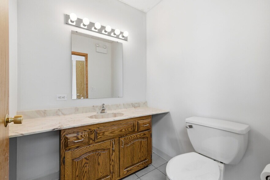 More Photos Of 6301 N Northwest Hwy, Chicago Storefront Retail Residential For Lease