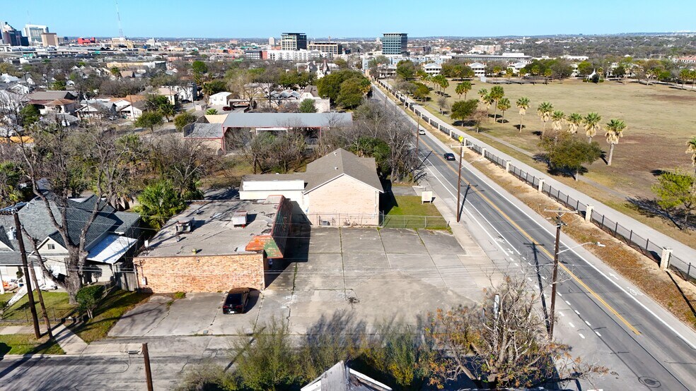 More Photos Of 1136 E Grayson St, San Antonio Convenience Store For Lease