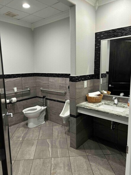 More Photos Of 7148 Trail Lake Dr, Fort Worth Medical For Sale