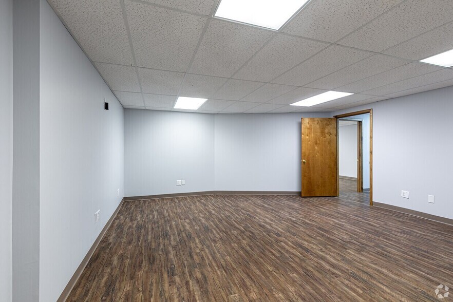 More Photos Of 231-235 SW Noel St, Lee's Summit Office For Sale