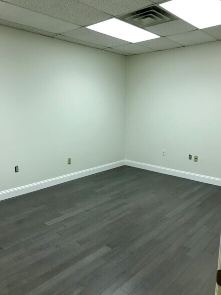 More Photos Of 500-502 Main St, Waltham Storefront Retail Residential For Lease