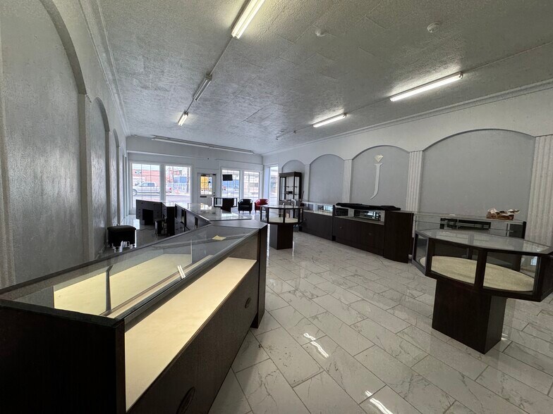 More Photos Of 1221 Overland Ave, Burley Storefront For Sale