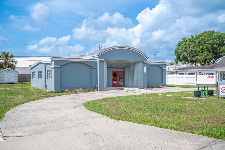 More Photos Of 304 Doris Dr, Lakeland Medical For Sale