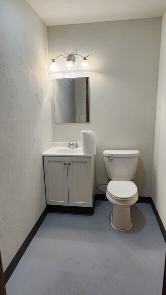 More Photos Of 600 Randolph Dr, Appleton Warehouse For Lease