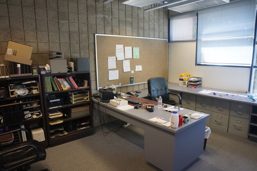 More Photos Of 15200 Mansel Ave, Lawndale Office For Lease