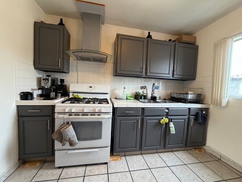 More Photos Of 1075 W 39th St, Los Angeles Apartments For Sale