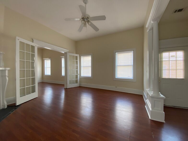 More Photos Of 1115 Whitaker St, Savannah Storefront Retail Residential For Sale