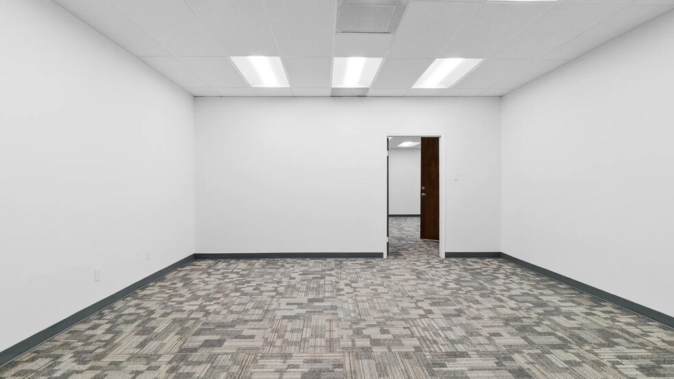 More Photos Of 2503 Lake Rd, Huntsville Office For Lease