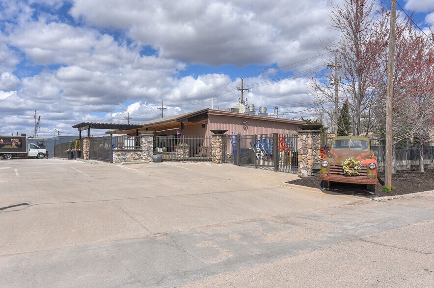 More Photos Of 110 W Reichmuth Rd, Valley Freestanding For Sale