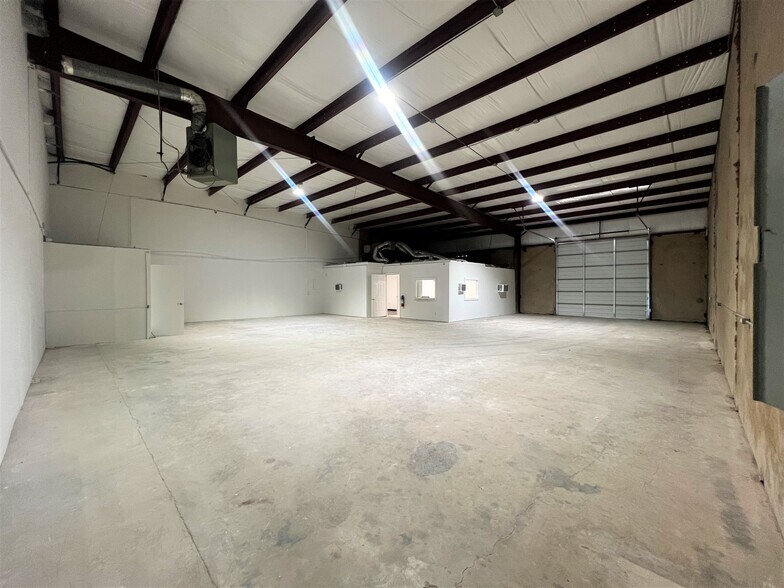 More Photos Of 801 Secretary Dr, Arlington Warehouse For Lease