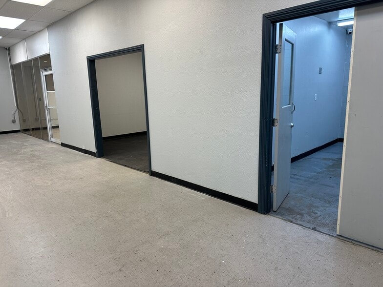 More Photos Of 9525 Owensmouth Ave, Chatsworth Research And Development For Lease