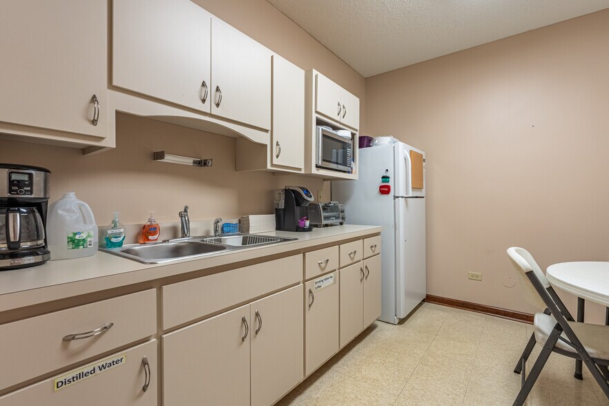 More Photos Of 302 N Hammes Ave, Joliet Medical For Lease