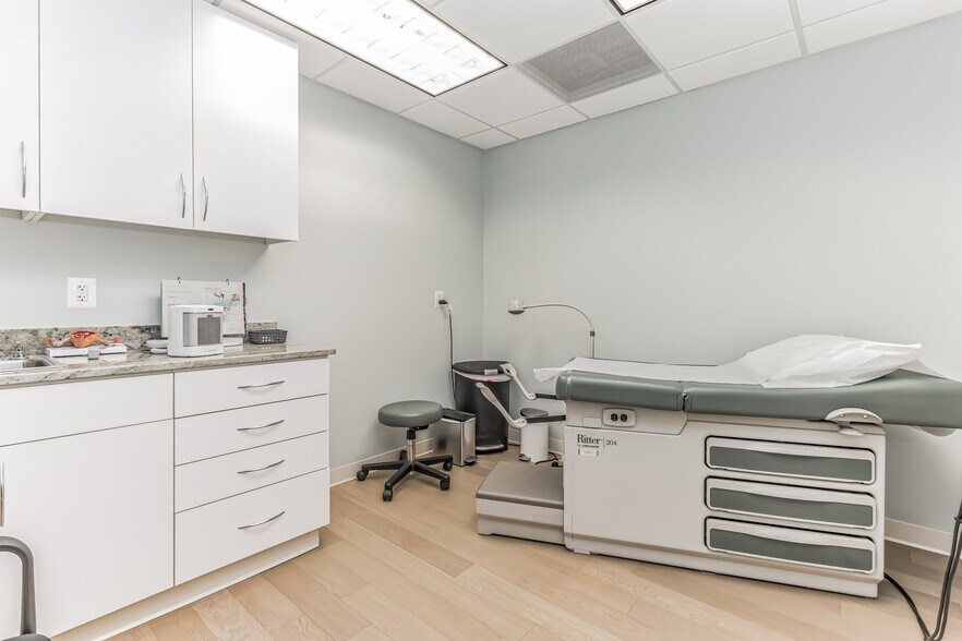 More Photos Of 131 Elden St, Herndon Medical For Sale