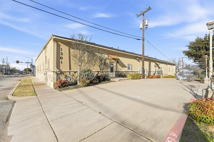 More Photos Of 1301 E Weatherford St, Fort Worth Showroom For Sale