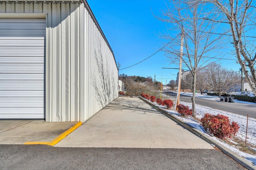 More Photos Of 6530-6536 Commonwealth Dr, Roanoke Research And Development For Lease