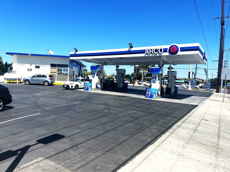 Primary Photo Of 8090 E Wardlow Rd, Long Beach Service Station For Sale