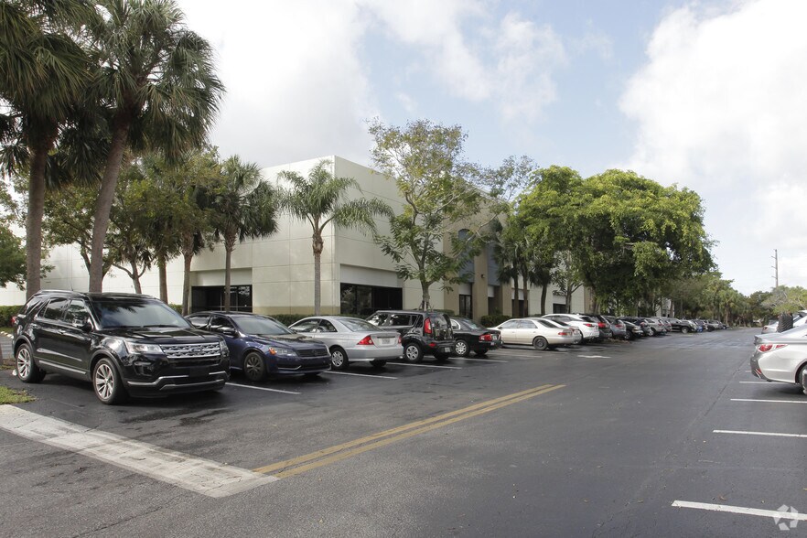More Photos Of 712-734 S Military Trl, Deerfield Beach Warehouse For Lease