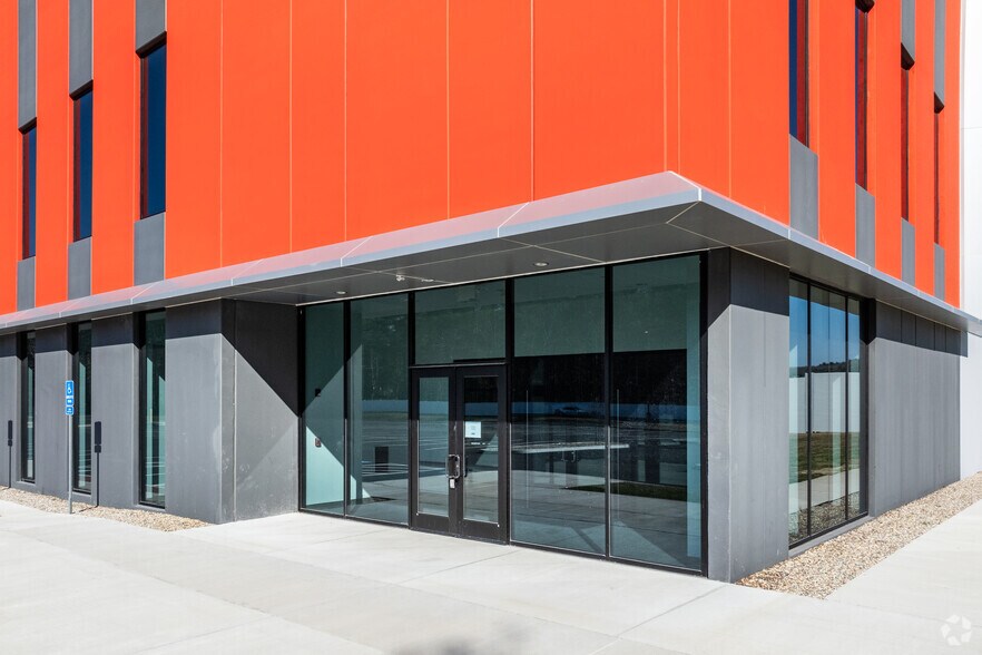 More Photos Of 27 Cross St, Plainville Warehouse For Lease