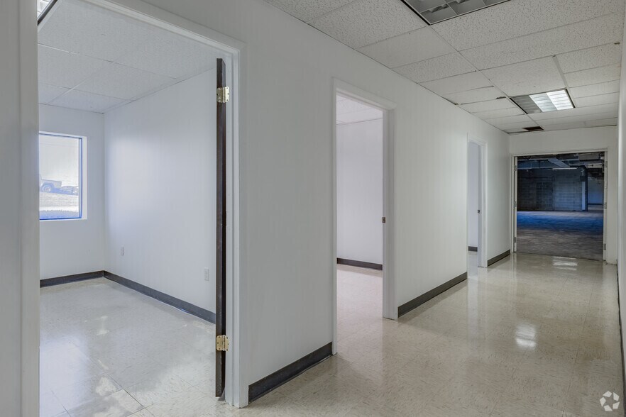 More Photos Of 20 Willow Springs Cir, York Warehouse For Lease