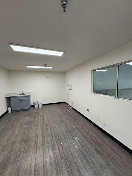 More Photos Of 530 E Pamalyn Ave, Las Vegas Unknown For Lease