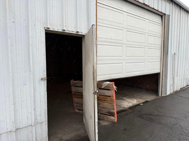 More Photos Of 5925 Payton Ave, Riverside Warehouse For Lease