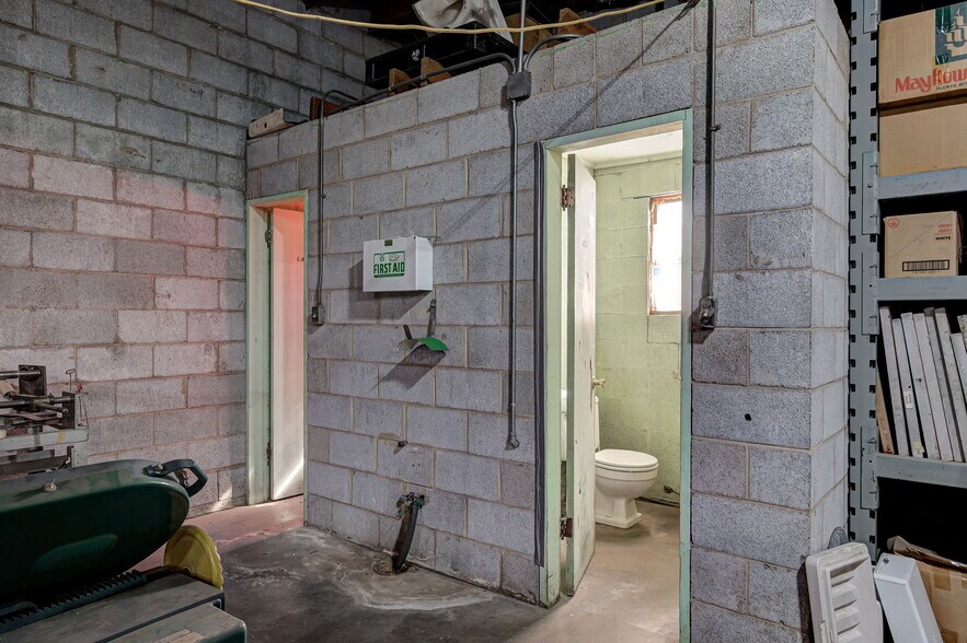 More Photos Of 515 Kings of Leon Ln, Oklahoma City Manufacturing For Sale