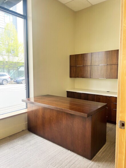 More Photos Of 1811 SW River Dr, Portland Apartments For Lease