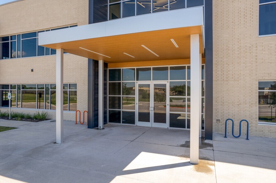 More Photos Of 12601 Metric Blvd, Austin Office For Sale